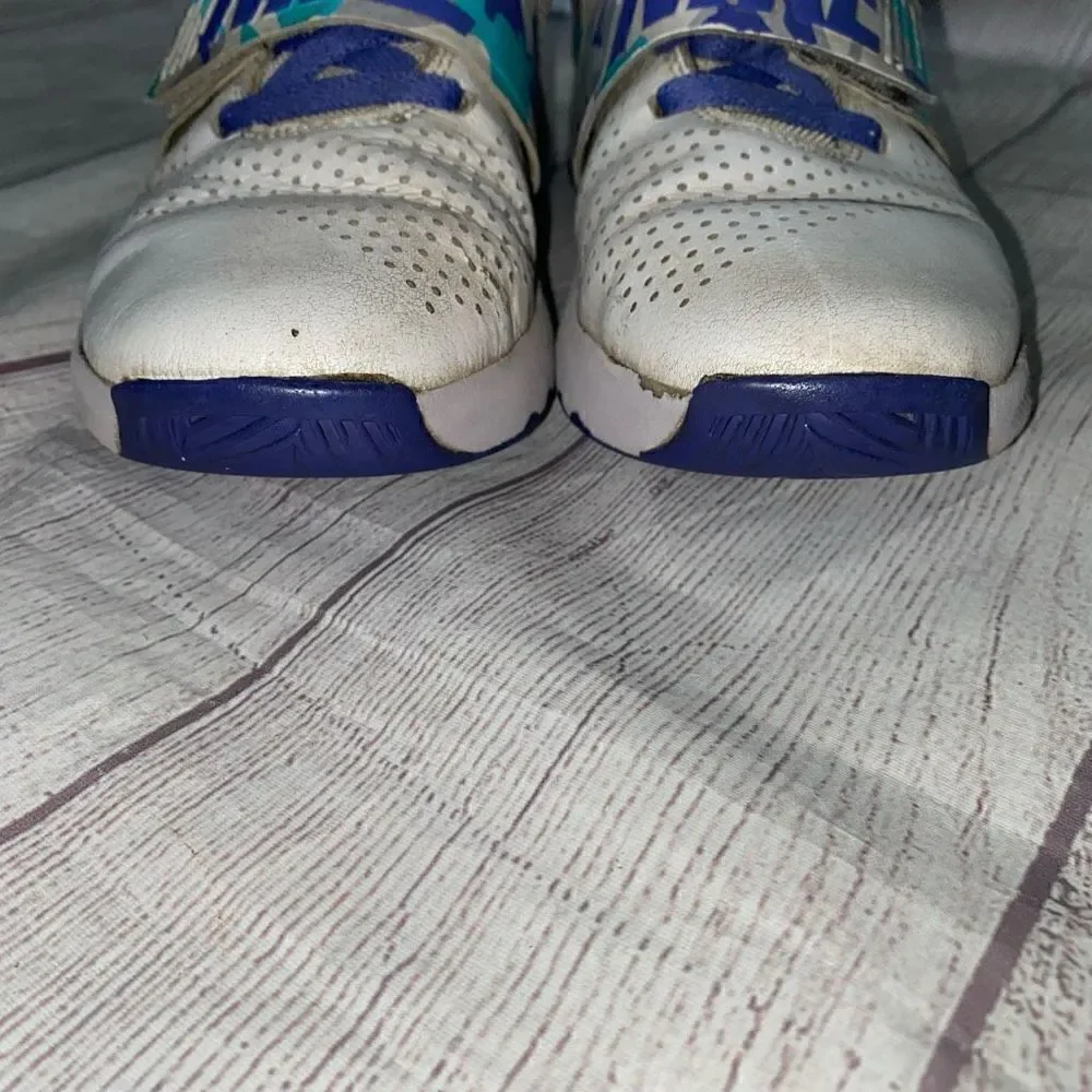 Nike Team Hustle basketball shoes youth boys 5 purple & grey